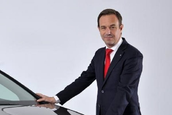 Renault vuelve a 'pescar' en Seat y ficha a Guigues para la organización de ventas en España