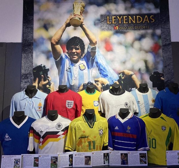 La exposición 'Leyendas del Deporte' llega a Madrid con objetos de Maradona, Alonso o Iniesta