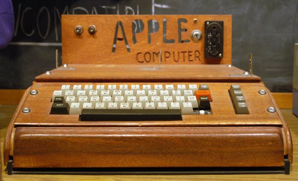 Subastan desde 50.000 dólares un ordenador Apple I original y aún operativo