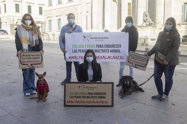 PACMA pide en el Congreso, con 235.000 firmas, el endurecimiento del Código Penal ante el maltrato de animales