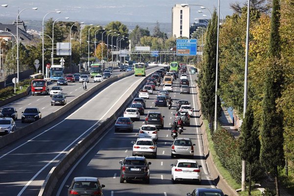 Madrid registra tráfico lento de salida por la A-3 en Rivas coincidiendo con el puente y con el cierre perimetral