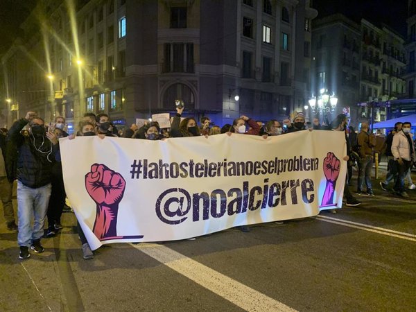 Unos 800 trabajadores de hostelería protestan en Barcelona por las restricciones