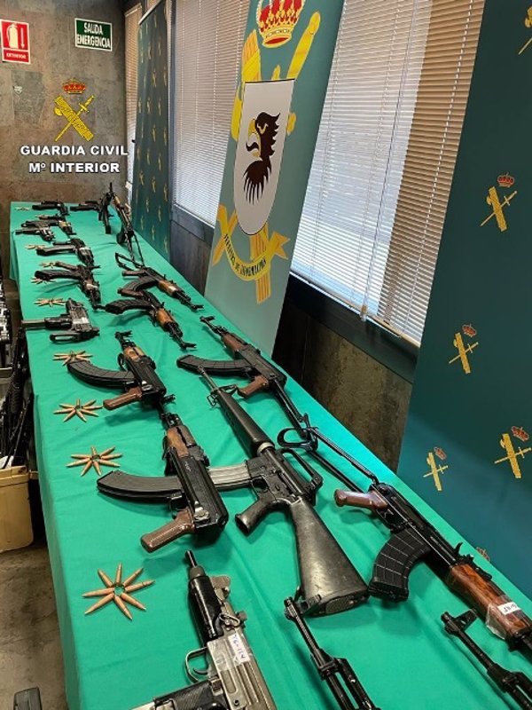 La Guardia Civil interviene en Málaga un arsenal de armas del narcotráfico y detiene a tres personas