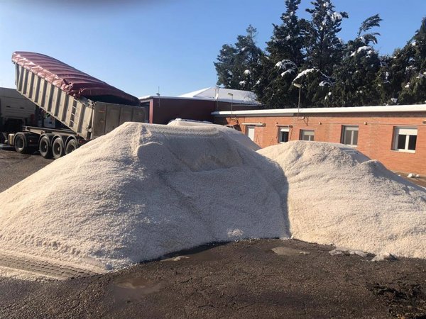 La demanda de sal se cuadriplica desde el inicio de la borrasca y los productores garantizan que no escaseará