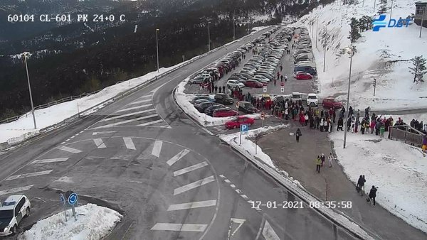 Los aparcamientos de Cotos, Navacerrada y Valdesquí permanecen cerrados desde primera hora de la mañana