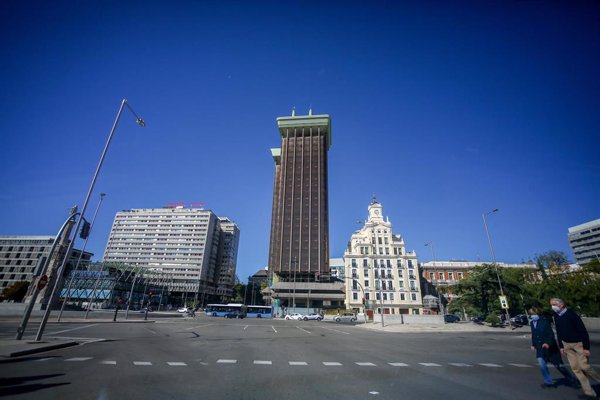 La contratación en el sector de oficinas cae un 50% en Madrid y un 55% en Barcelona en 2020