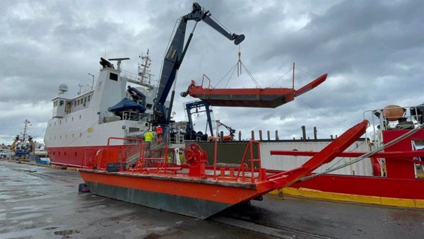 El buque Sarmiento de Gamboa parte con éxito de Chile rumbo a la Antártida