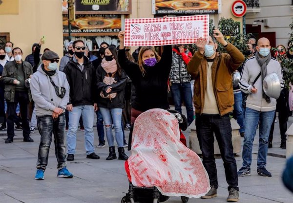 Hosteleros valencianos rodean la Generalitat en protesta por el cierre de su actividad: 