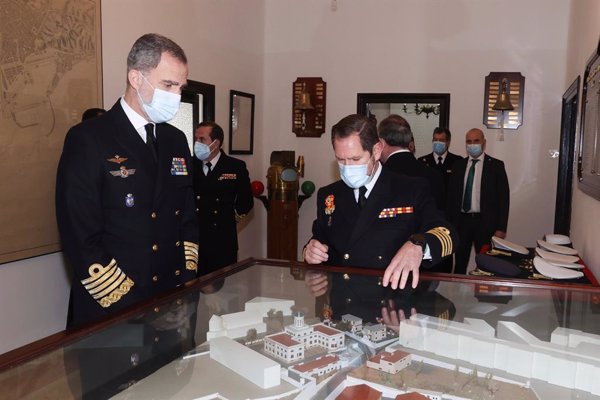 Felipe VI visita el Instituto Hidrográfico de Cádiz y el buque 'Tofiño'
