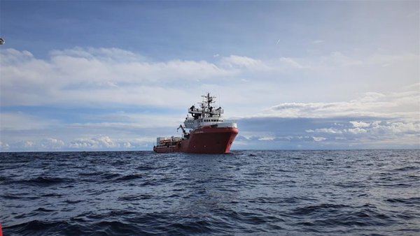 El 'Ocean Viking' cifra en 374 los migrantes rescatados a bordo del barco, entre ellos 21 bebés