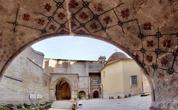 Descubren pinturas murales en el cementerio medieval valenciano de San Juan del Hospital ocultas desde el siglo XIV