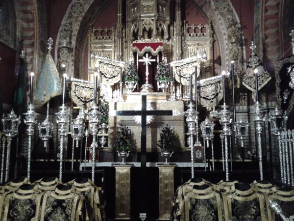 El Arzobispado de Sevilla deja abierta la puerta a montar altares con cristos y vírgenes en templos durante Semana Santa