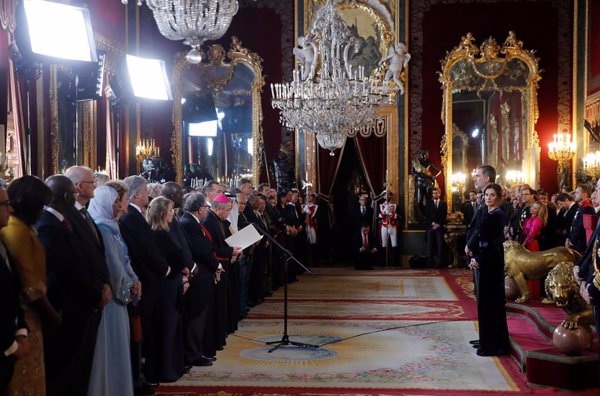 El Rey recibe al cuerpo diplomático en el Palacio Real en una ceremonia reducida por la pandemia