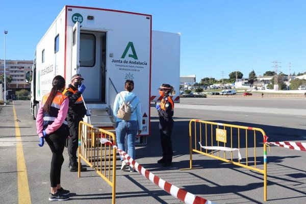 Andalucía registra nuevo récord de muertes diarias con 106, suma 3.795 casos y su tasa baja a 924,1