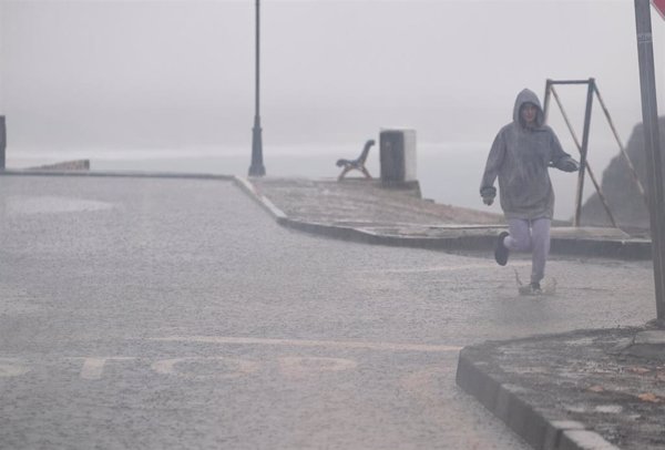 La nieve, el viento, las lluvias y las olas tendrán este martes en aviso a casi toda España