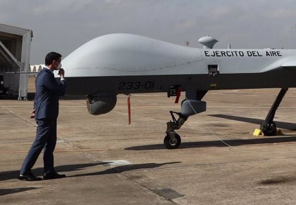 Sánchez conoce los nuevos aviones no tripulados del Ejército del Aire en la base aérea de Talavera la Real (Badajoz)