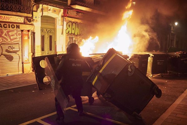 Dos detenidos y tres policías heridos leves en los disturbios de Pamplona tras la manifestación en apoyo a Pablo Hasél