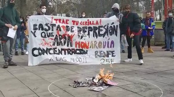 Jóvenes queman fotos del rey Felipe y de Juan Carlos I en una protesta a favor de Pablo Hasel en la Autónoma de Madrid