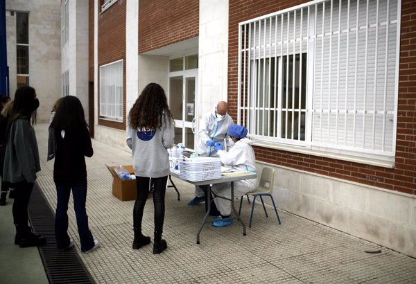 Andalucía suma 940 casos y 13 muertes, y los ingresados en UCI bajan del pico de marzo