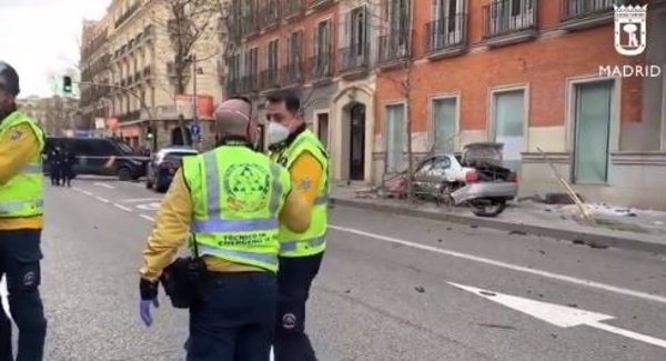 Heridos leves 4 policías y otras 3 personas al estrellarse un coche en Serrano (Madrid) tras una persecución policial