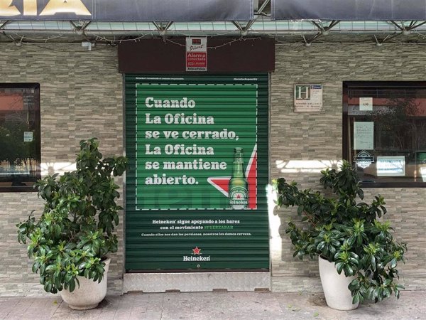Heineken refuerza su apoyo a la hostelería con #FUERZABAR a través de sus persianas