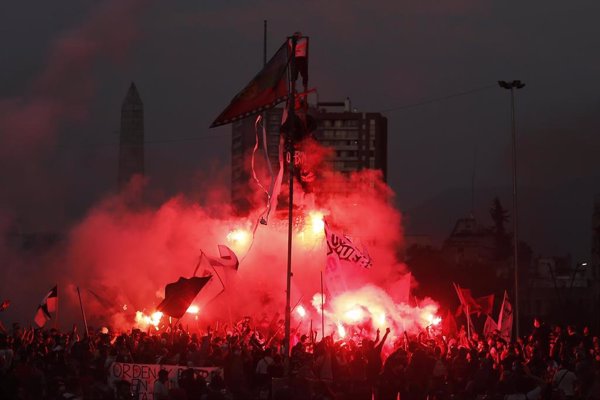 Más de 60 detenidos y un histórico monumento en llamas en una nueva jornada de protestas en Chile