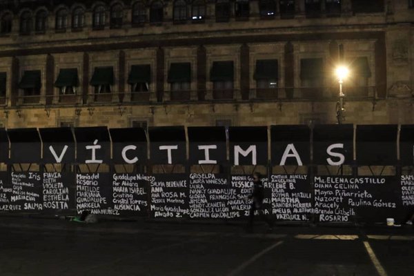 Convierten la valla levantada en el Zócalo de Ciudad de México en un homenaje a víctimas de feminicidio