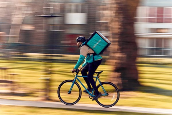Deliveroo busca levantar 1.170 millones con la venta de nuevas acciones en su debut en Londres