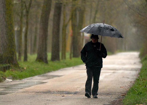 Las temperaturas bajarán hoy hasta 10ºC en la meseta, tercio este y Baleares y el viento fuerte soplará en Levante