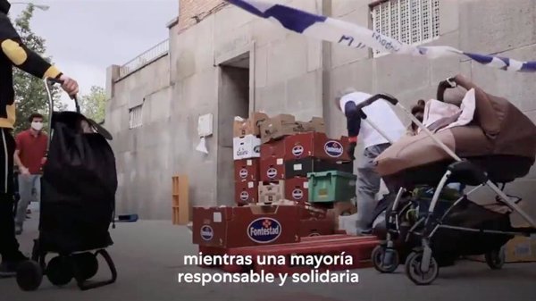 Fundación Madrina invita a Iglesias a ayudarles en un reparto de comida, tras aparecer en su vídeo de campaña