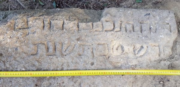 Encuentran una lápida epigrafiada de la necrópolis judía de Montjuïc