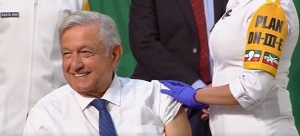 López Obrador se vacuna públicamente con una dosis de AstraZeneca en un intento por disipar dudas