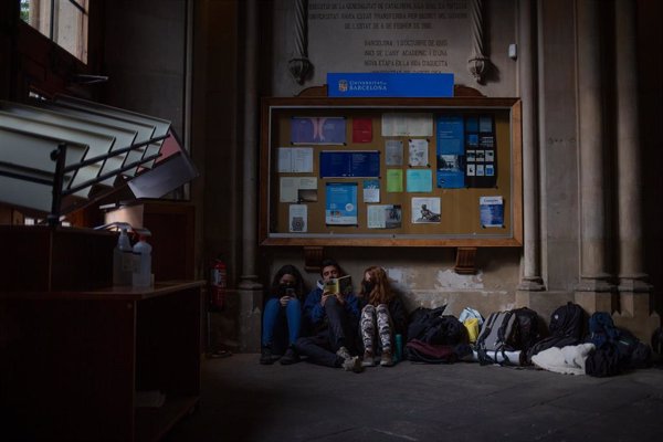 Los estudiantes que ocupan el edificio histórico de la Universitat de Barcelona prevén pasar la noche