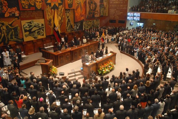 El Parlamento de Ecuador aprueba una ley para fortalecer la dolarización