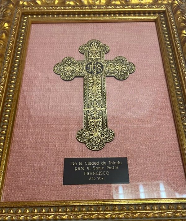 La alcaldesa de Toledo obsequiará al Papa con una cruz damasquinada, obra del maestro Mariano San Félix