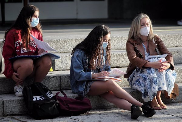 El empleo femenino en España solo aumenta entre las universitarias durante 2020, según Funcas