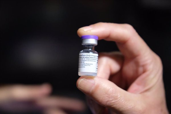 Sanidad y las CCAA analizan hoy si autorizar la vacuna de Janssen a menores de 60 años y vacunar a embarazadas