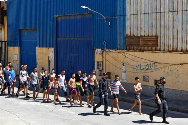 España refuerza la presencia policial en Ceuta y contacta con Marruecos para 