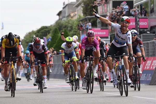 Nizzolo (Qhubeka) remonta con fuerza para ganar al esprint en Verona