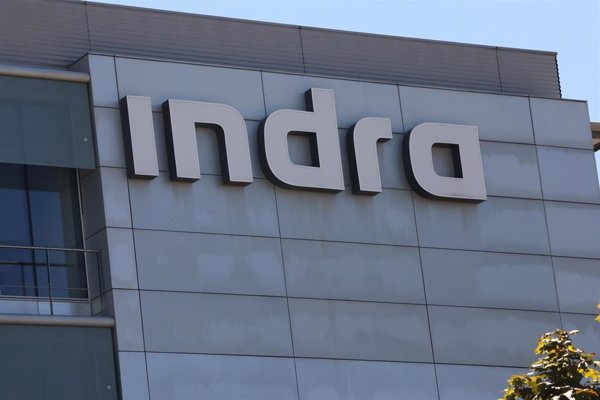 Indra vuelve a ser 'farolillo rojo' del Ibex 35 con caídas del 4,79%