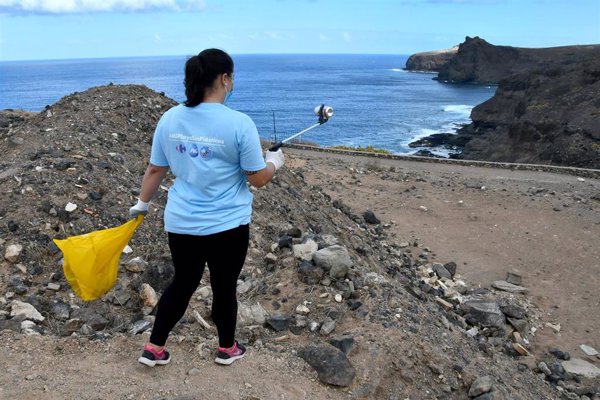 P&G y Carrefour reeditan su iniciativa para limpiar de residuos las playas ante la vuelta del turismo