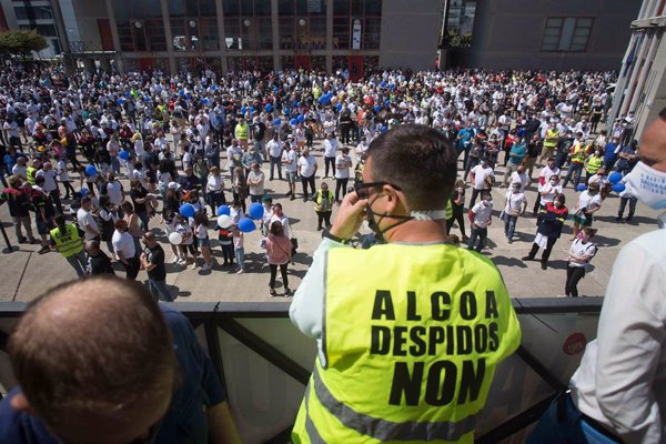 Multitudinaria concentración de vecinos y empleados de Alcoa un año tras el ERE de San Cibrao