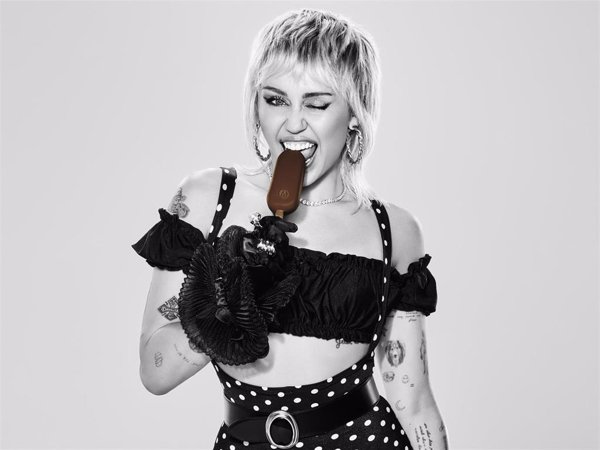 Miley Cyrus nos descubre sus diferentes capas en su primer concierto en 8D de la mano de Magnum