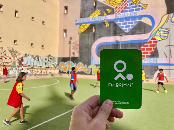 Fútbol Más, la ONG que utiliza el deporte para el desarrollo y la integración de niños migrantes, llega a España