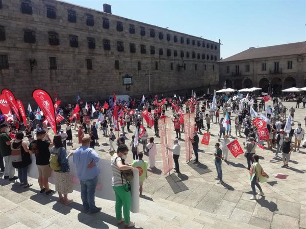 Cientos de personas se manifiestan en Santiago contra la universidad privada de Abanca, 