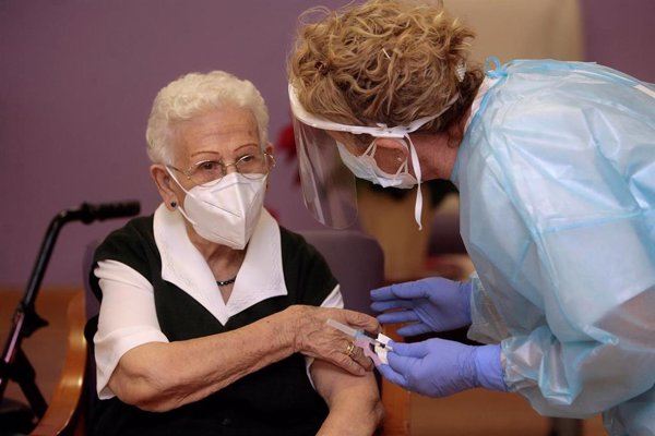La efectividad de las vacunas en residentes de centros de mayores supera el 71% y 97% en evitar fallecimientos