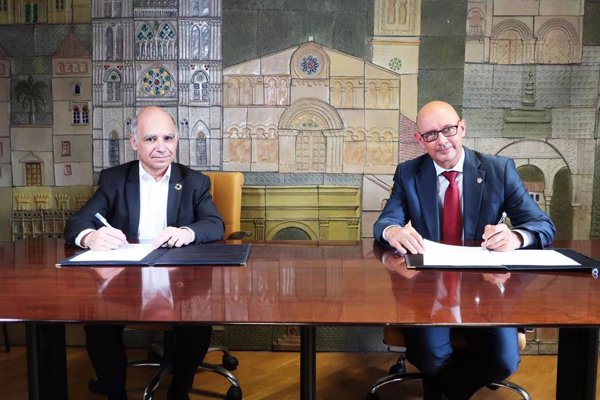 Administradores de fincas y arquitectos firman un acuerdo para impulsar la rehabilitación de edificios