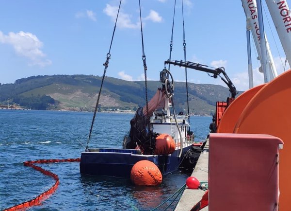 Reflotan en Ferrol el pesquero 'Sempre Güeto', siniestrado en Cedeira (La Coruña) que se saldó con dos muertos