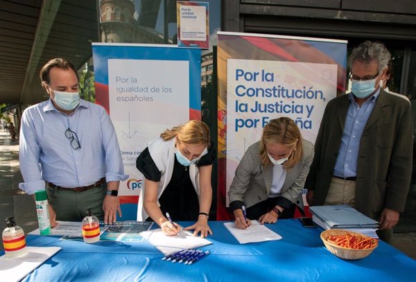 El PP intensifica este jueves su campaña de firmas contra los indultos, en la que pedirá también la dimisión de Sánchez
