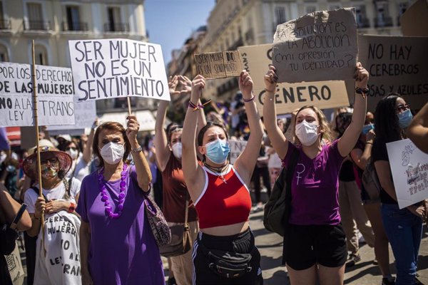 Organizaciones feministas se manifiestan contra la ley trans y piden la dimisión de Irene Montero